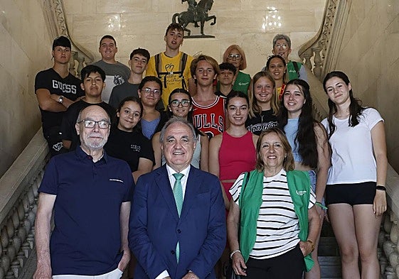 Los jóvenes del campamento de la Asociación del Cáncer posan con el delegado de la Junta en el Ayuntamiento, antes de ser recibidos por la alcaldesa Miriam Andrés.