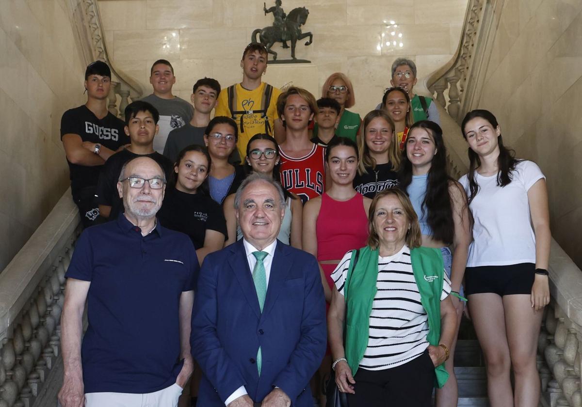 Los jóvenes del campamento de la Asociación del Cáncer posan con el delegado de la Junta en el Ayuntamiento, antes de ser recibidos por la alcaldesa Miriam Andrés.