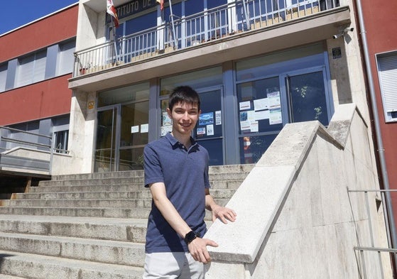 Javier Puebla, en la entrada del Instituto Alonso Berruguete.