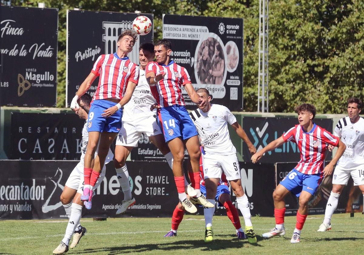 Partido de la pasada pretemporada de la Segoviana contra el filial del Atlético de Madrid.