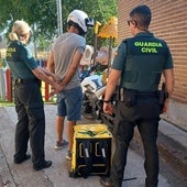Momento en el que los agentes de la Guardia Civil detienen a uno de los implicados en la reyerta.