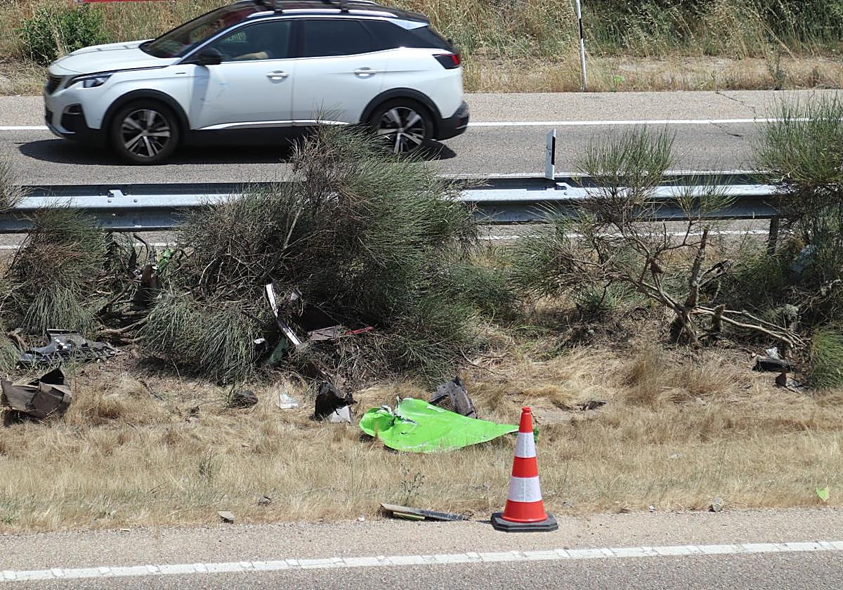 Partes del vehículo accidentado, en el lugar del siniestro.