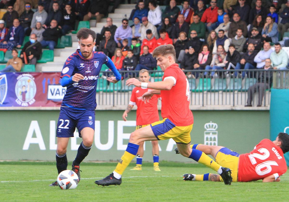 Juan de la Mata, ya ex jugador de la Segoviana, conduce el balón ante un rival.