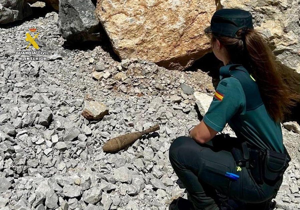 Una agente de la Guardia Civil con el proyectil cerca de Nestar.