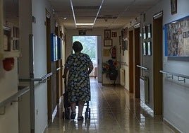 Una anciana recorre el pasillo de una residencia en una imagen de archivo.