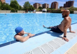 Dos usuarios de la piscina municipal, conversando en el agua del nuevo vaso.
