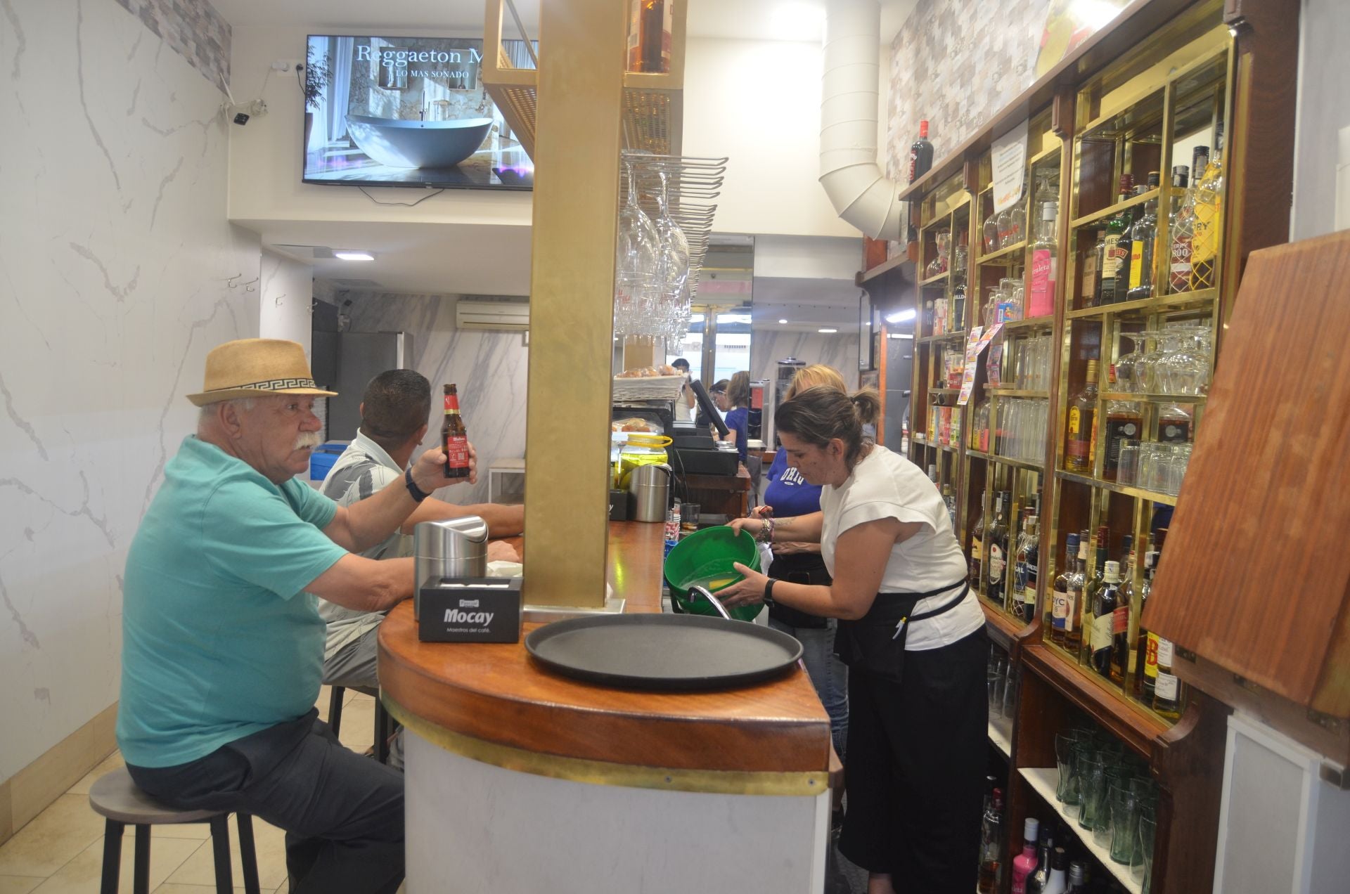 Así limpian en un bar de Tudela el menaje.