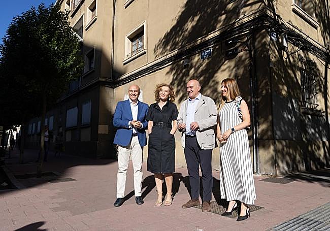 La directora general de Vivienda Arquitectura, Ordenación del Territorio y Urbanismo de la Junta, María Pardo, segunda por la izquierda, junto al alcalde de Valladolid, Jesús Julio Carnero.