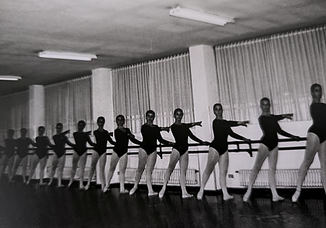 Imagen de varias alumnas de la escuela, en una fotografía cedida por Marta Aranzana, hija de Carmela Bernal y actual responsable del centro.