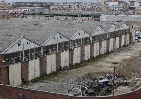 Naves de los viejos talleres de Renfe junto al paseo de Farnesio.