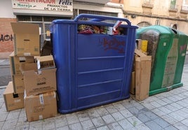 Contenedor de papel y cartón, totalmente repleto.