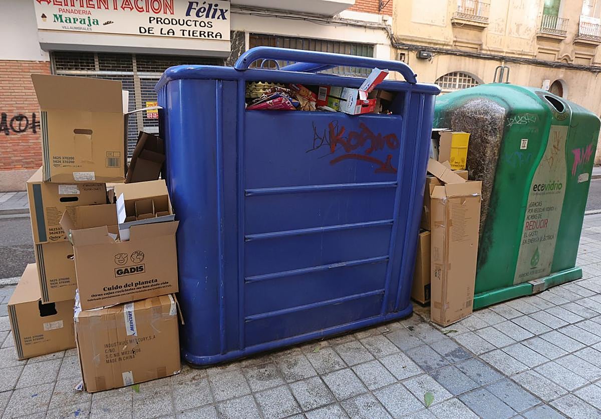 Contenedor de papel y cartón, totalmente repleto.