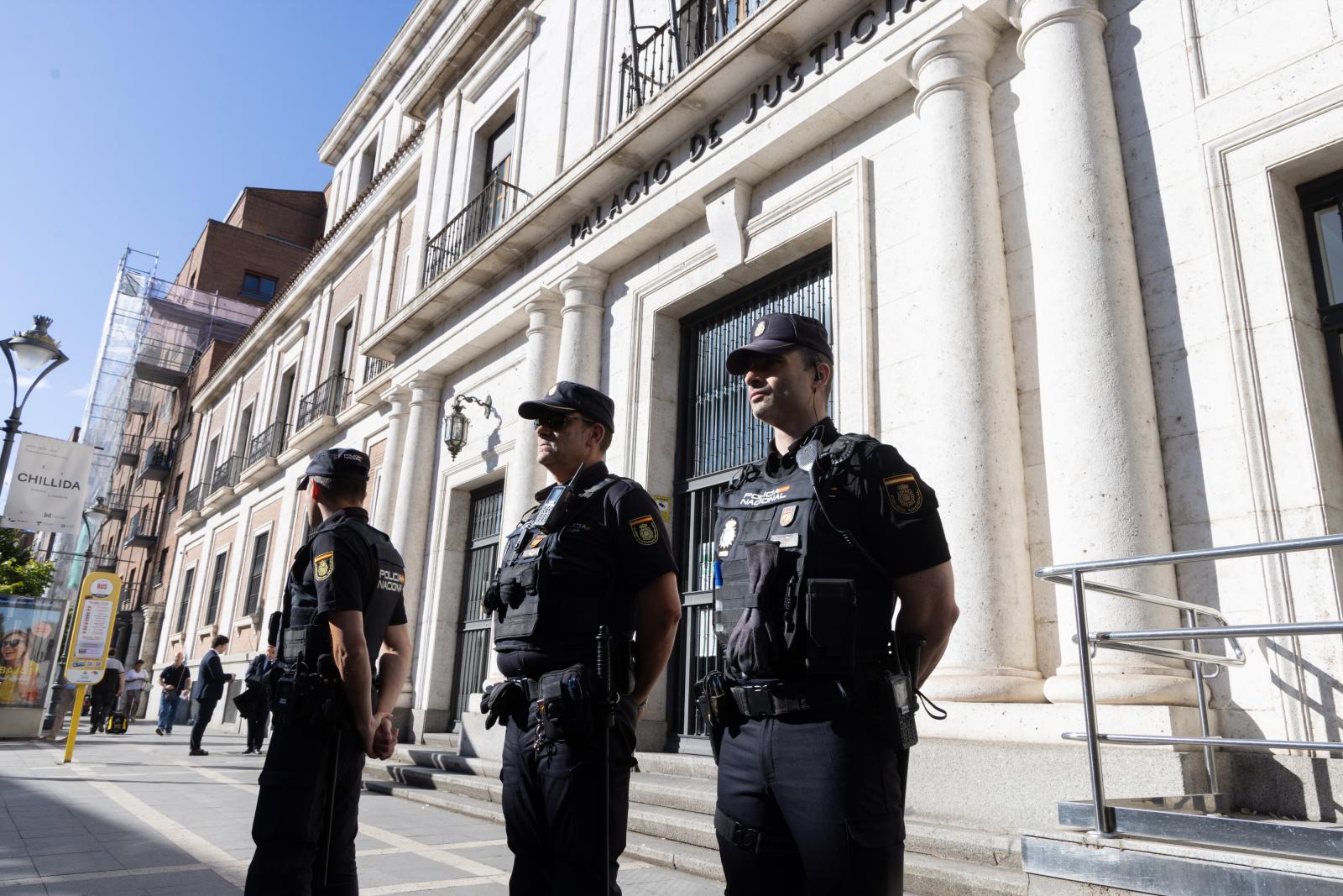 Varios agentes frente a la Audiencia Provincial, en una imagen de archivo.