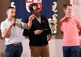 Los exciclistas profesionales Eladio Jiménez y Juan Carlos Domínguez junto a Eloy en la presentación de la II Vuelta Ciclista a Castilla y León Élite y Sub-23.