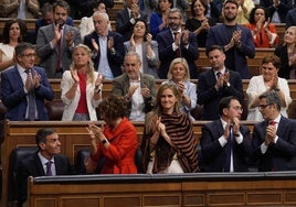 El presidente del Gobierno, Pedro Sánchez (abajo-i), es aplaudido durante el pleno extraordinario este miércoles, en el Congreso.