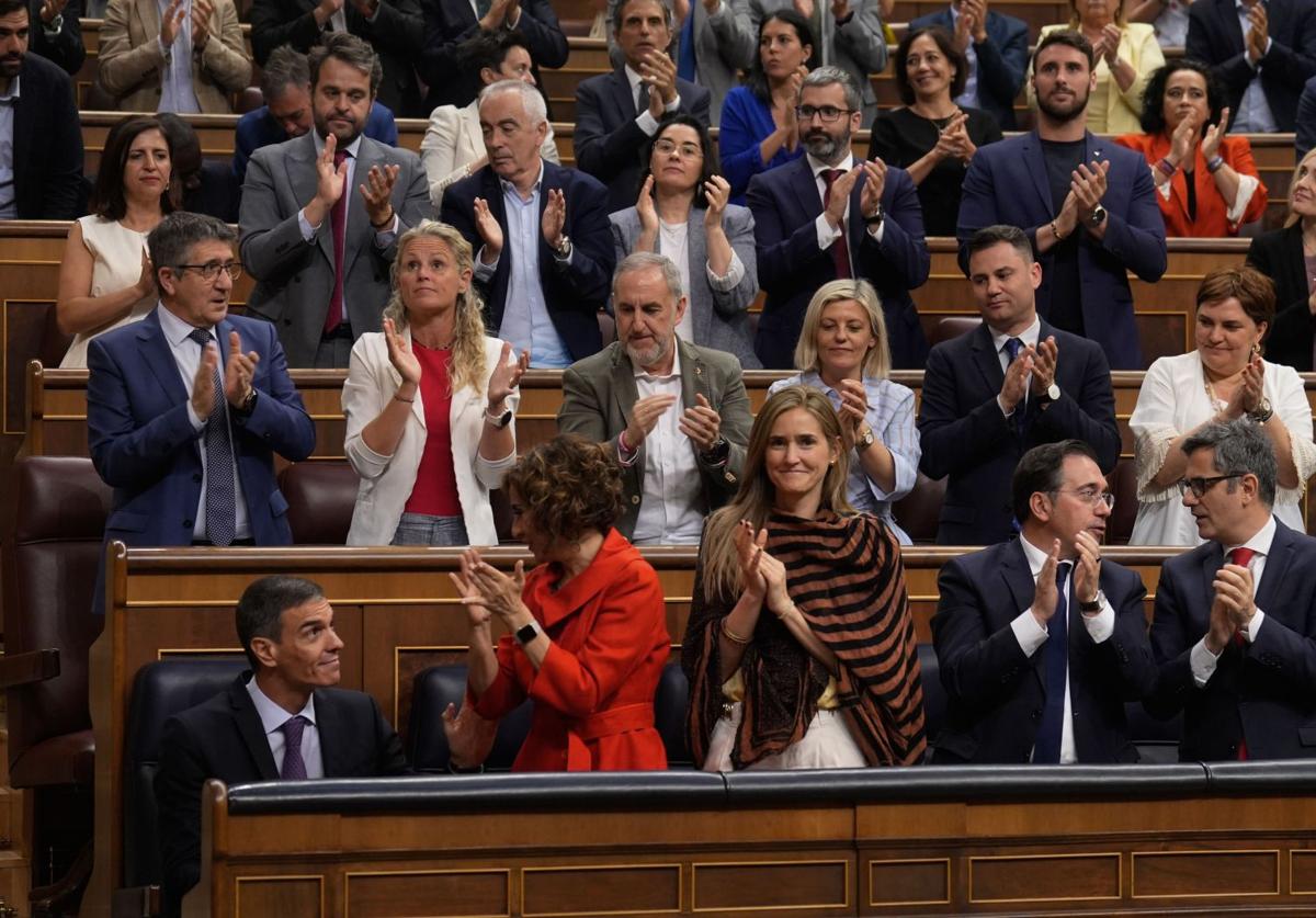 El presidente del Gobierno, Pedro Sánchez (abajo-i), es aplaudido durante el pleno extraordinario este miércoles, en el Congreso.