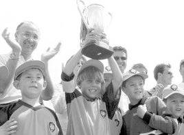 Un jovencísimo Iván Alejo levanta en 2003 el trofeo de campeón en el III Día del Prebenjamín como capitán del Parquesol antes de incorporarse ese año a la cantera del Real Valladolid.