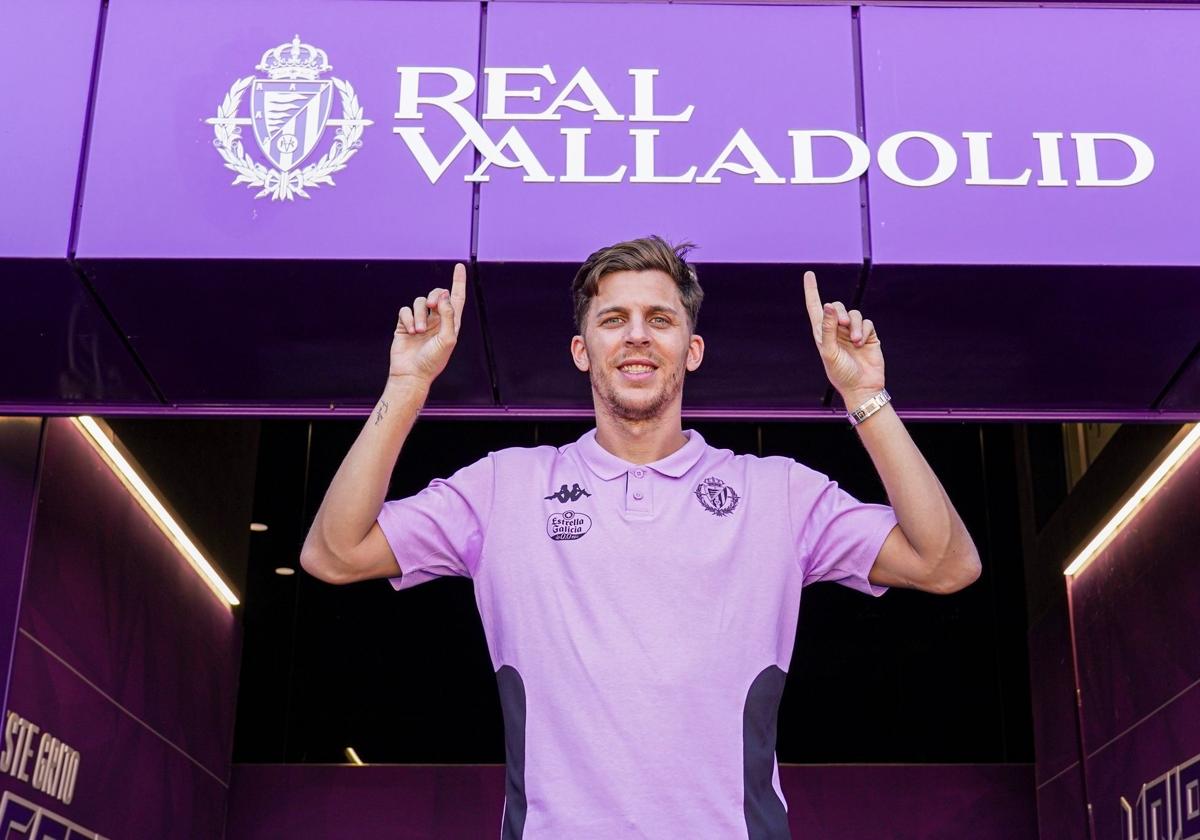 Iván Alejo posa en las instalaciones del estadio Zorrilla tras su fichaje por el Real Valladolid