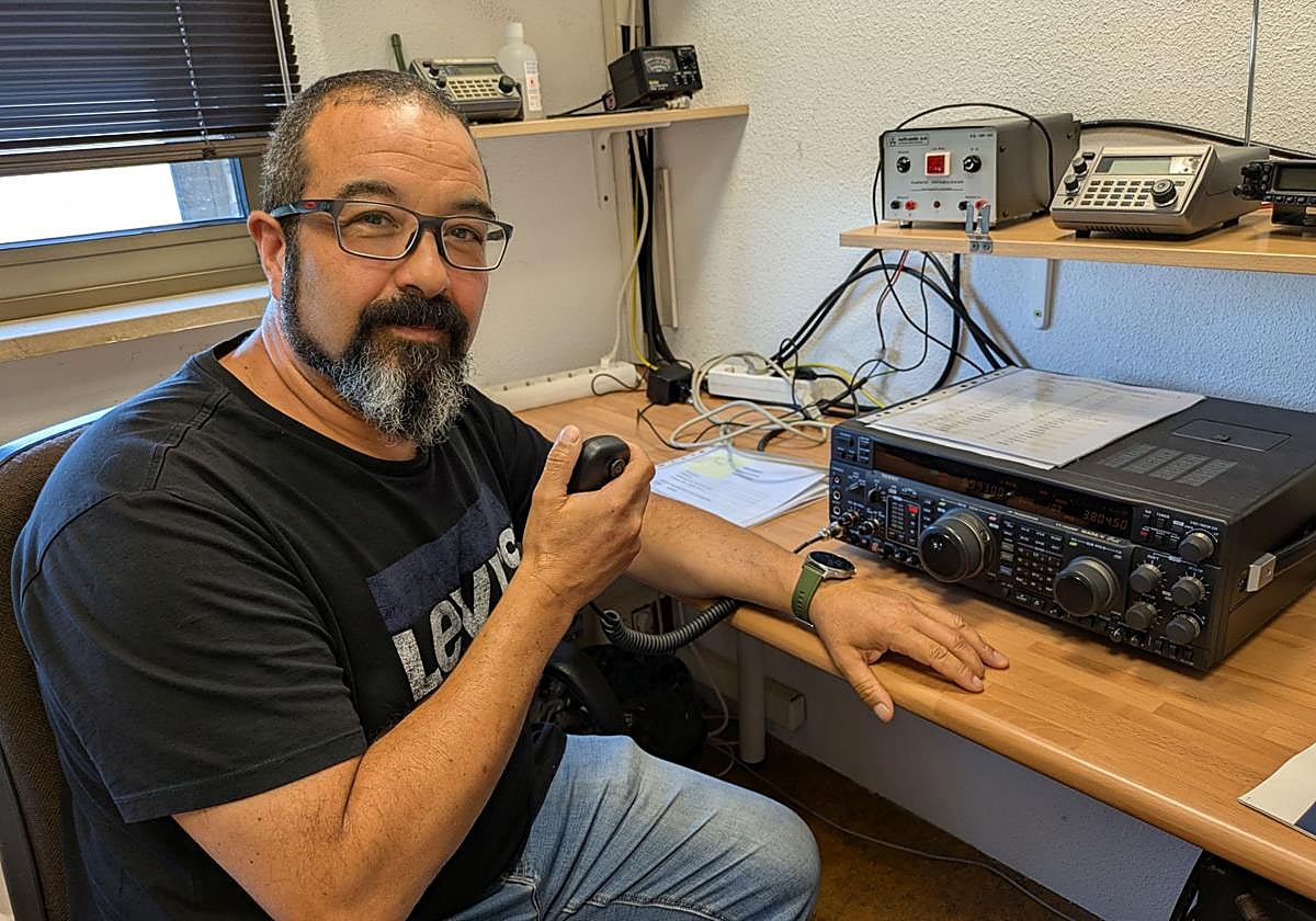 Francisco Gallardo, coordinador de REMER Valladolid, con una emisora de la Subdelegación del Gobierno