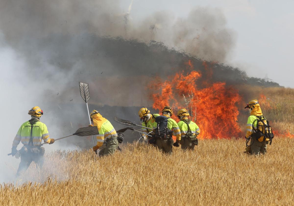 Los bomberos trabajan para sofocar en incendio en Villalobón, este miércoles por la tarde.
