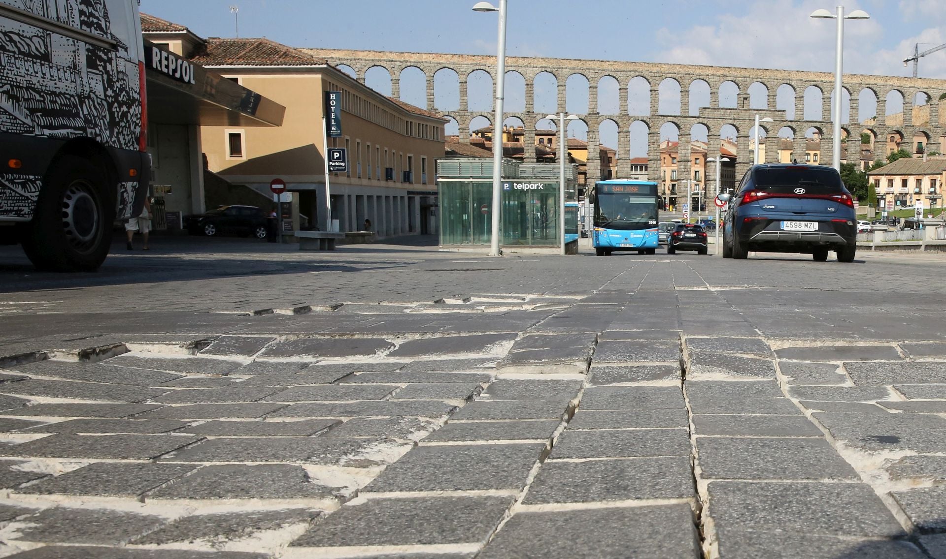 Uno de los hundimientos en Padre Claret, con el Acueducto de Segovia al fondo.