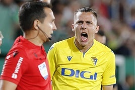 Iván Alejo protesta una de las decisiones del árbitro.