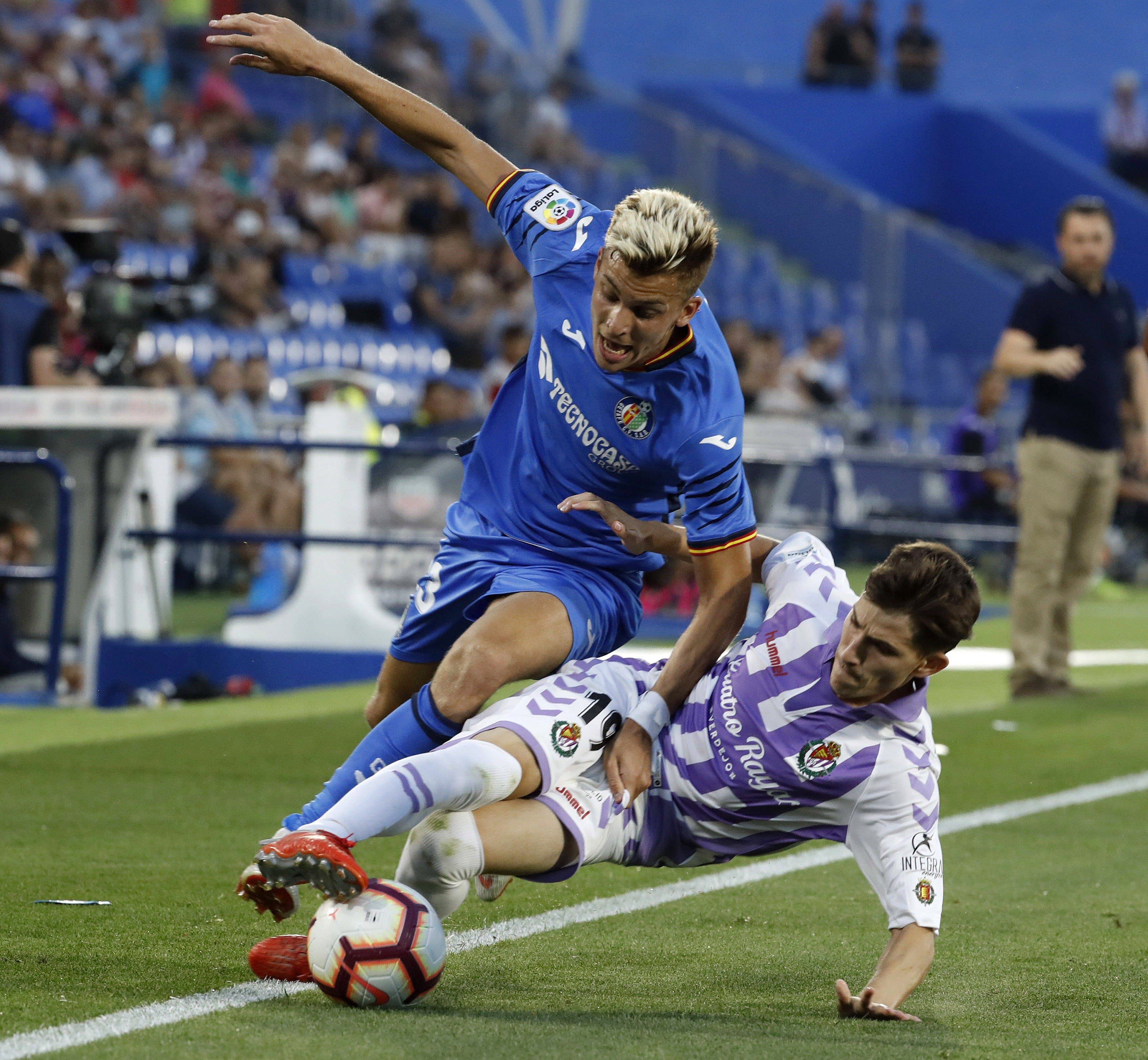 Iván Alejo, en una disputa de balón con Toni Villa.