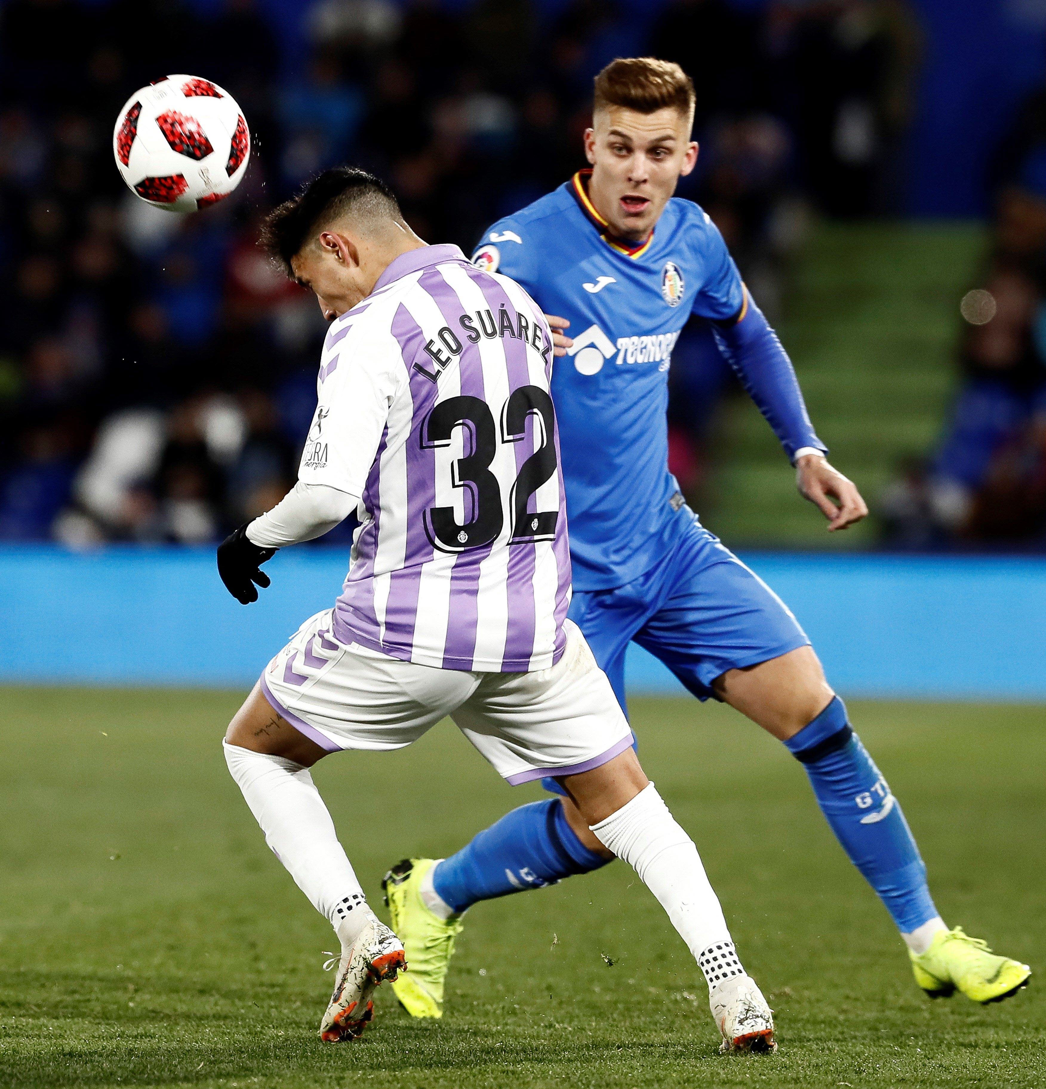 Alejo disputa el balón con Leo Suárez.