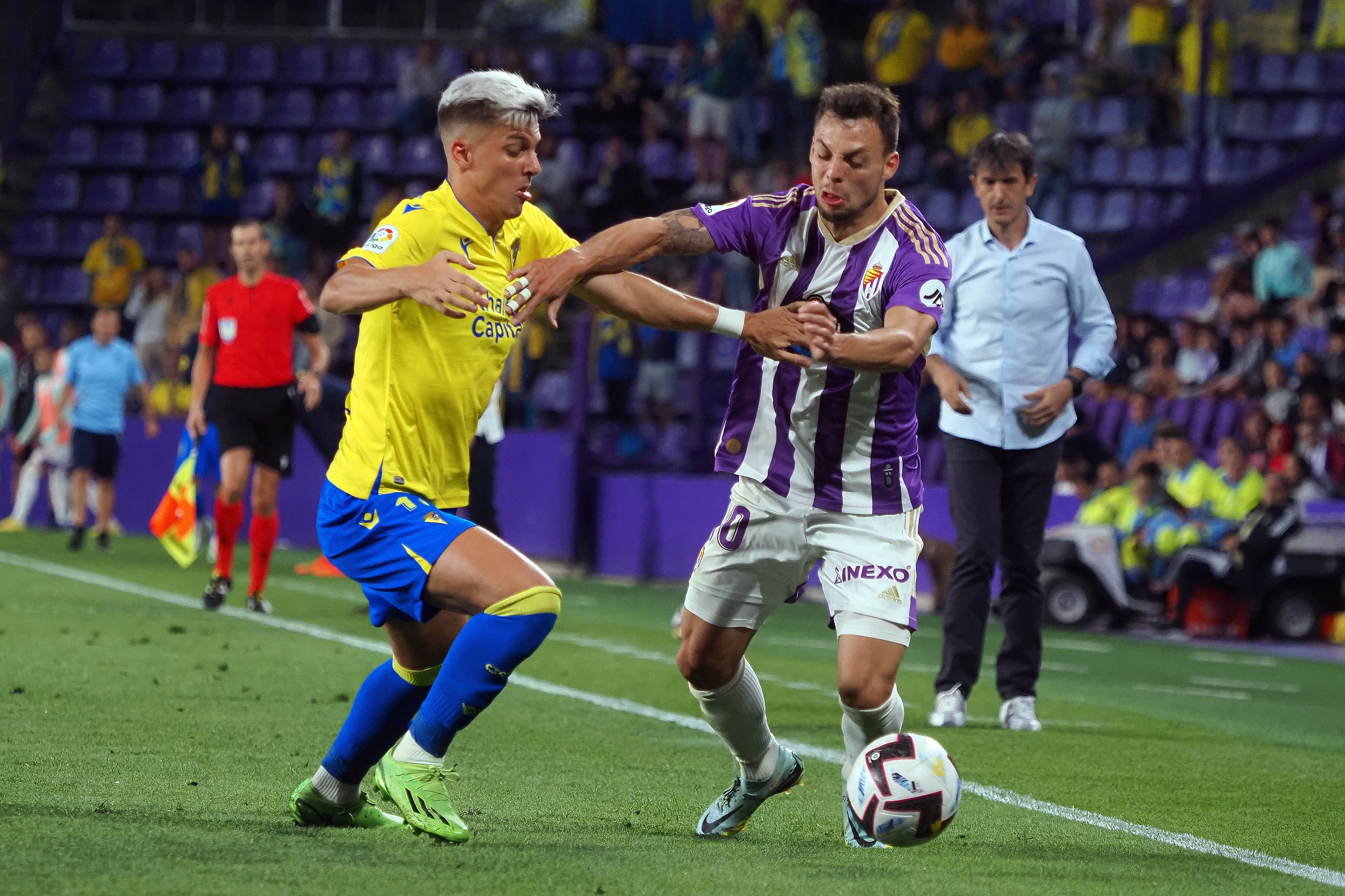 Alejo pugna por el balón con Óscar Plano.