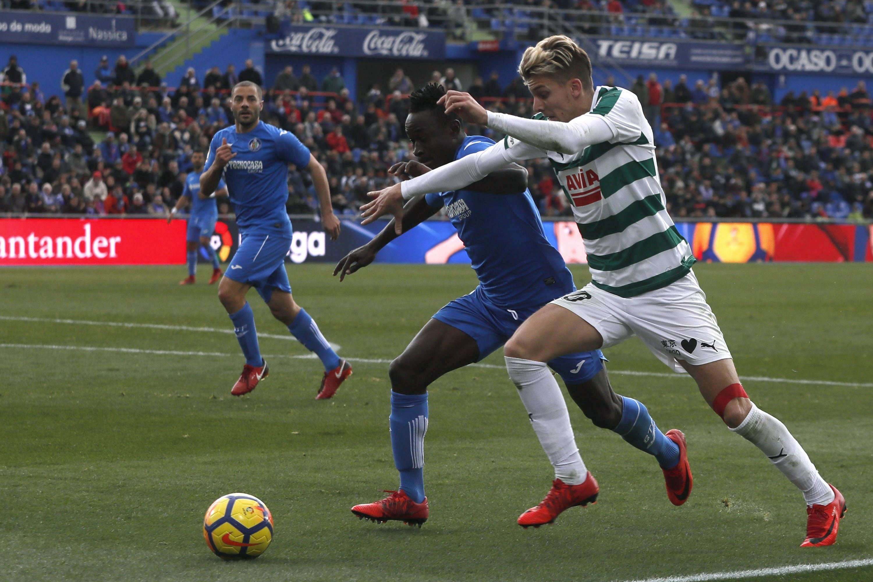 Añejo disputa un balón con Djene.