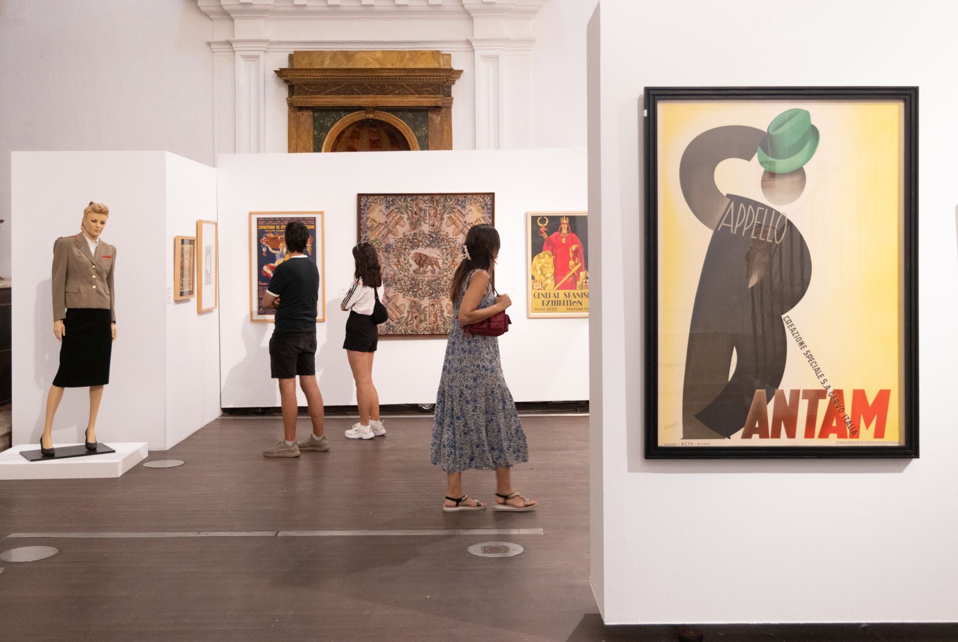 Los visitantes contemplan el mobiliario art decó expuesto en Las Francesas.