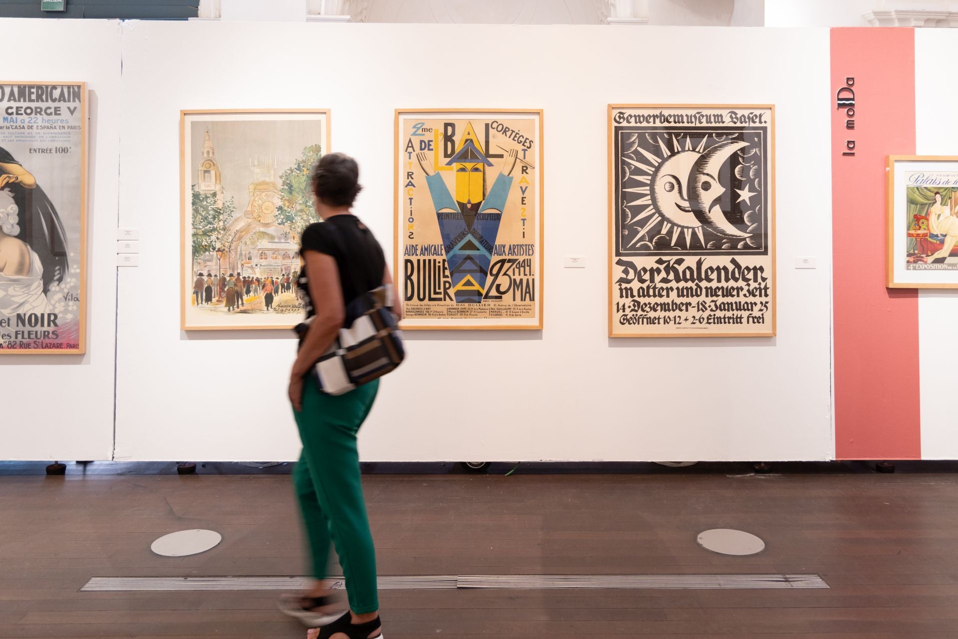 Los visitantes contemplan el mobiliario art decó expuesto en Las Francesas.