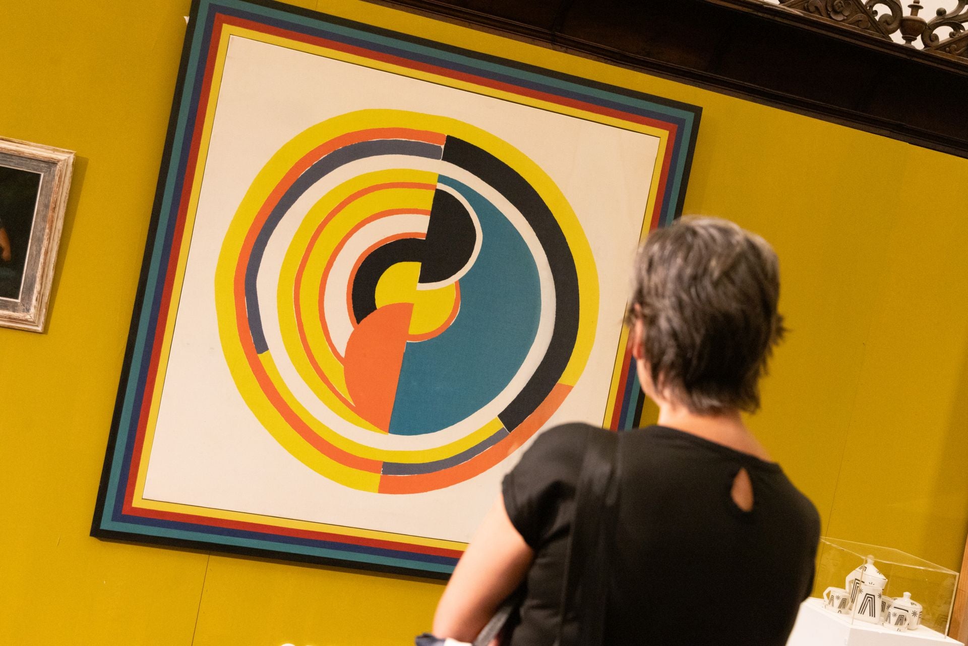 Los visitantes contemplan el mobiliario art decó expuesto en Las Francesas.