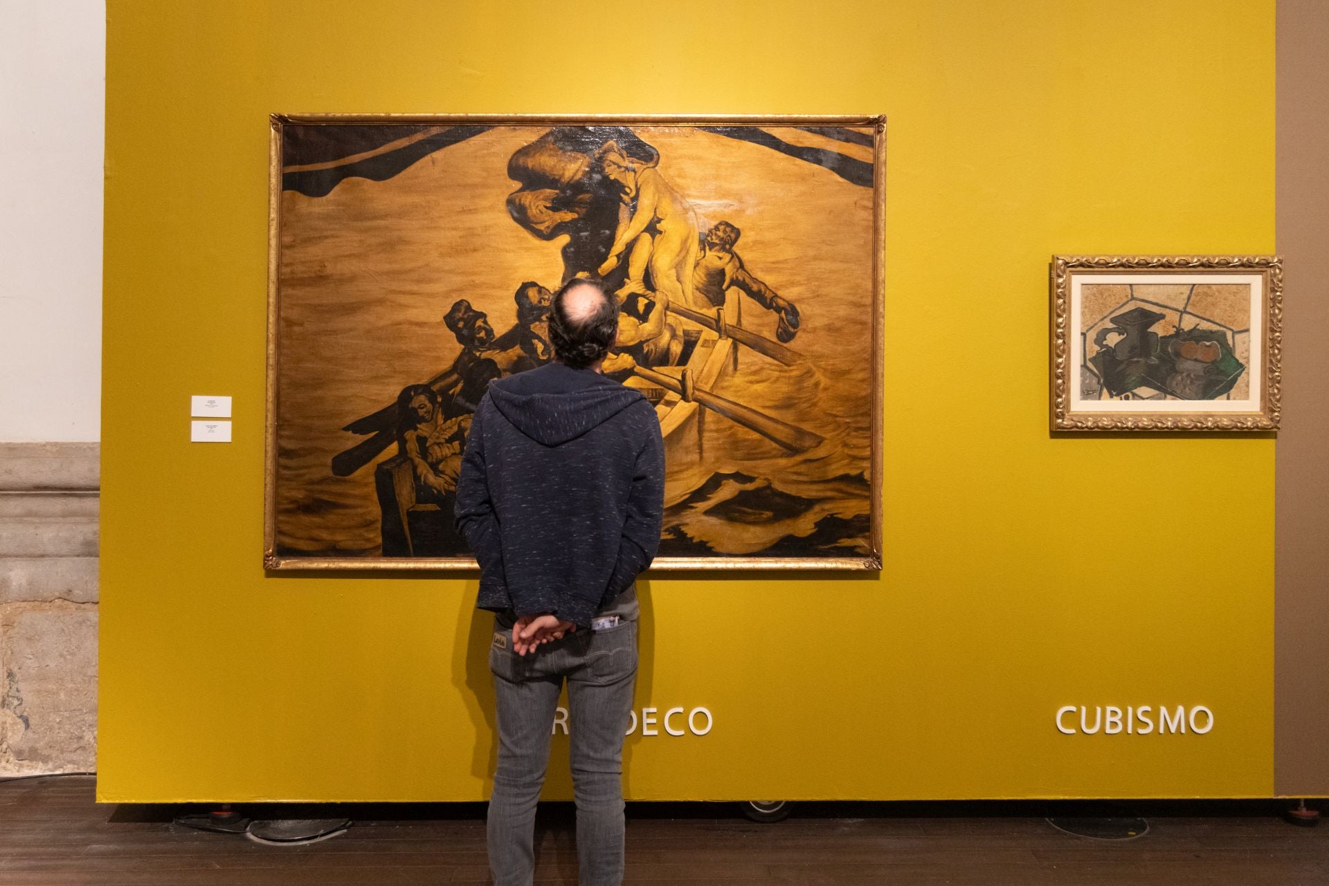 Los visitantes contemplan el mobiliario art decó expuesto en Las Francesas.