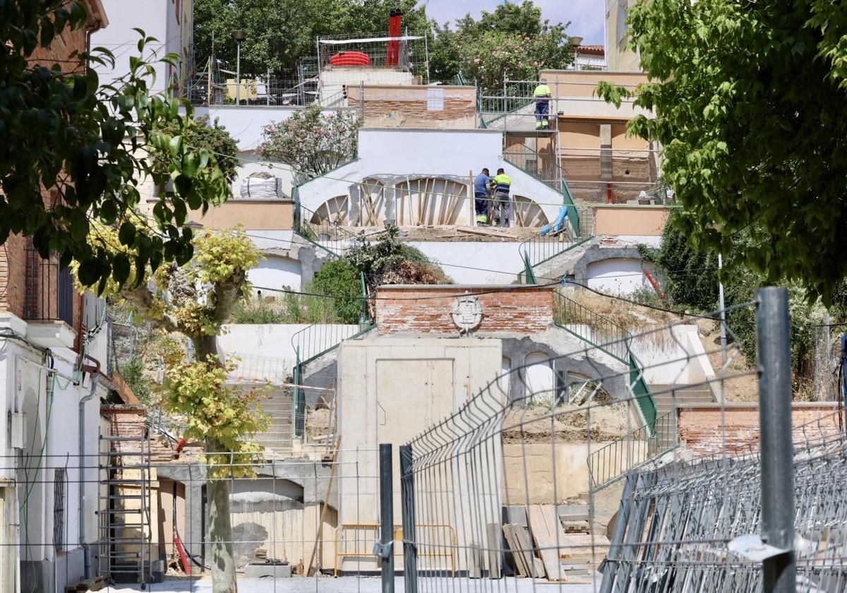 Aspecto actual de las obras en el ascensor de la calle Veleta, en Girón.