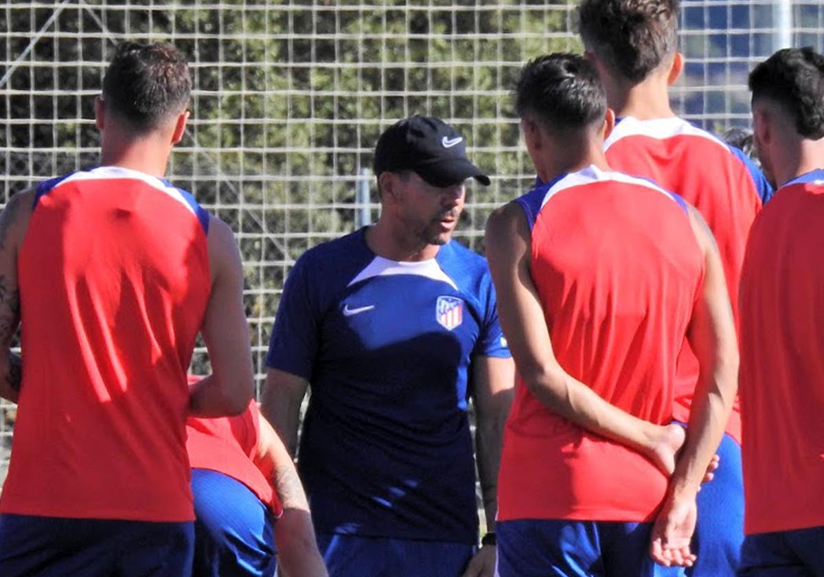 Simeone entrena a sus jugadores en Los Ángeles de San Rafael.