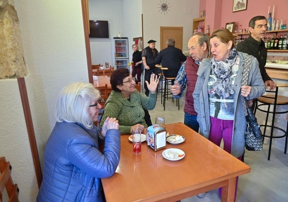 Vecinos conversan en el bar de un pueblo de Valladolid, en una imagen de archivo.