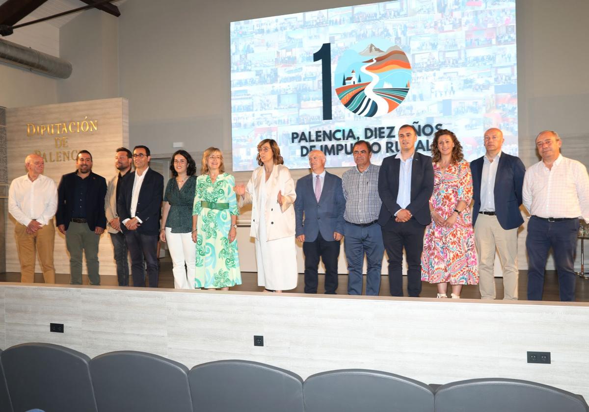 La presienta de la Diputación con el resto de la corporación, este miércoles en el Centro Cultural Provincial.