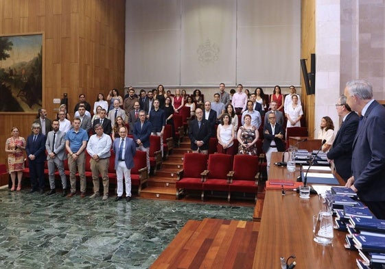 El rector, Antonio Largo, preside el acto de nombramiento de catedráticos y titulares este mismo curso, todos ellos en pie al fondo.