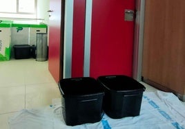 Cubos y mantas recogen el agua de una gotera en el centro de salud de San Lorenzo.