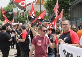 Trabajadores de Saeta Die Casting concentrados ante la fábrica del polígono San Cristobal.