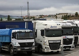 Camiones en el centro de transporte en Segovia.