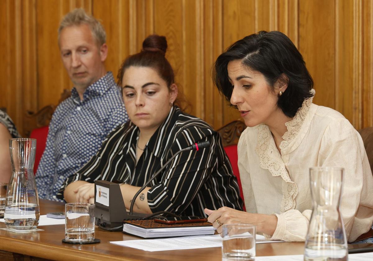 La portavoz de Vamos Palencia, Marta Font, en un pleno, junto a concejales del PSOE.