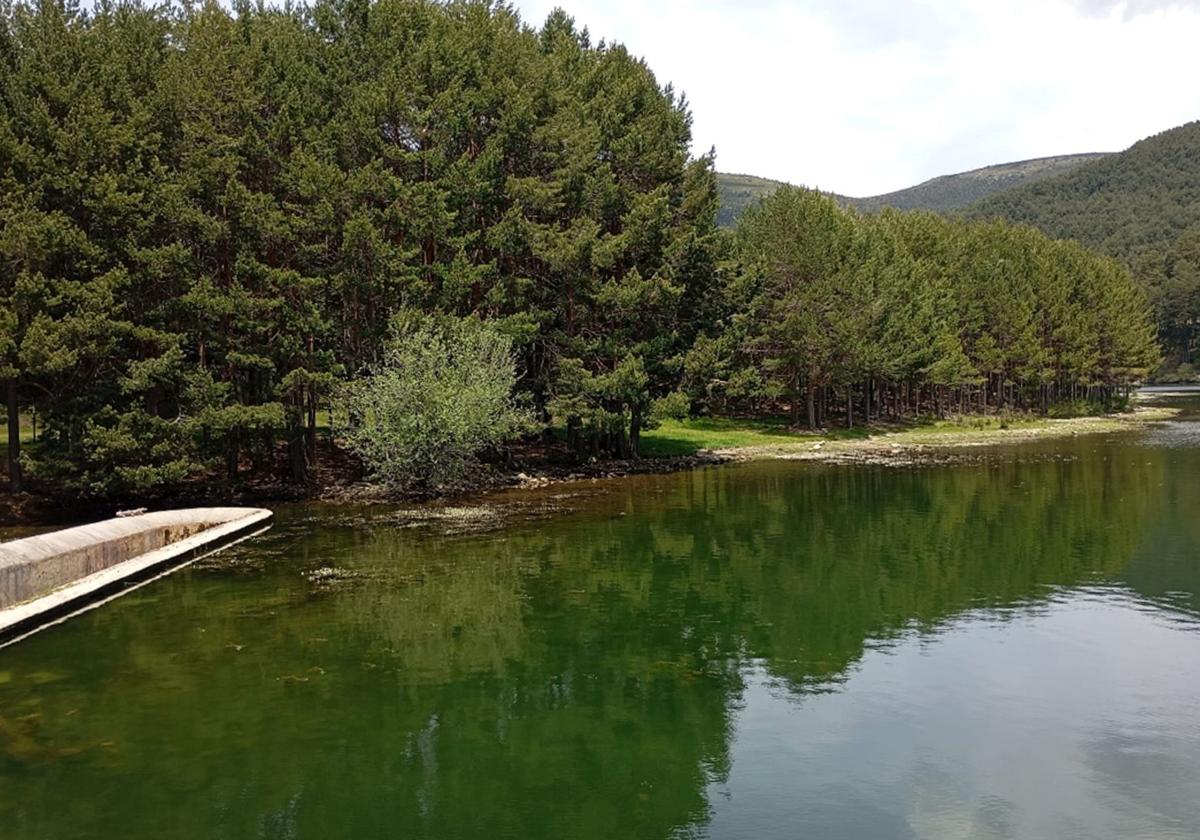 Vista general de la presa de El Tejo, en El Espinar.