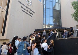 Multitud de estudiantes, a las puertas del campus segoviano de la Universidad de Valladolid.