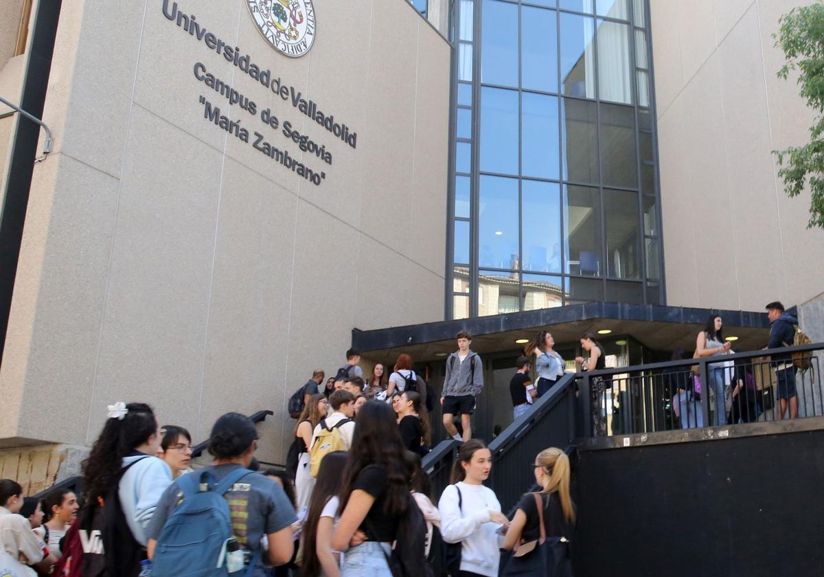 Multitud de estudiantes, a las puertas del campus segoviano de la Universidad de Valladolid.