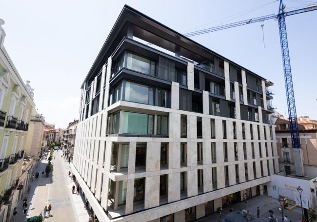 Estado actual de las obras del hotel Eurostars de la calle Constitución, que comparte inmueble con la tienda de Zara.