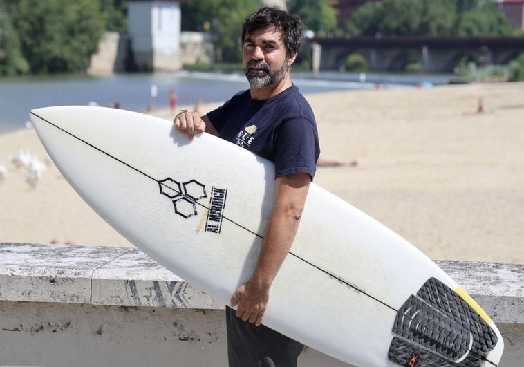 Ángel Luis Curiel «el Surfista del Pisuerga» en la Playa de las Moreras.