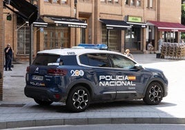 Un coche de Policía Nacional en la zona de la iglesia de la Antigua.