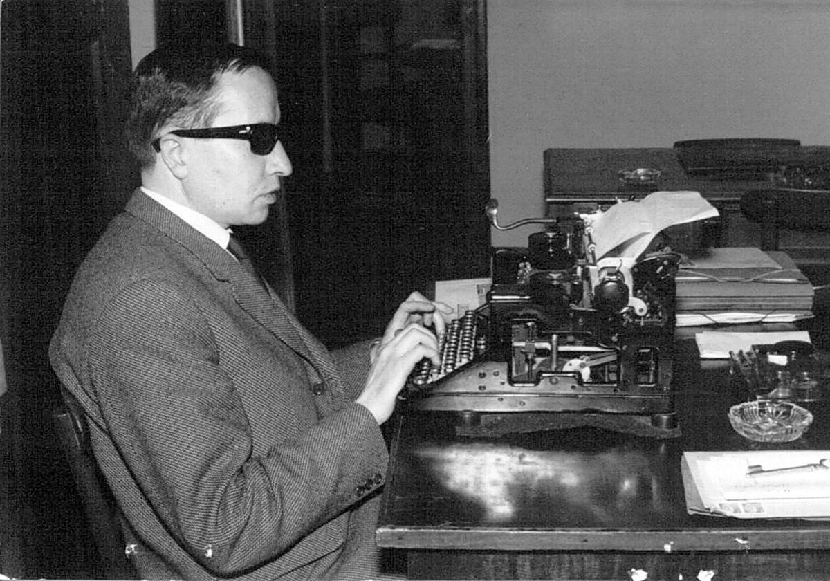 Miguel Molero en su despacho en los años 70.